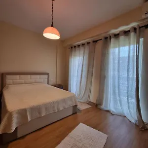 Family In Center Of Apartamento